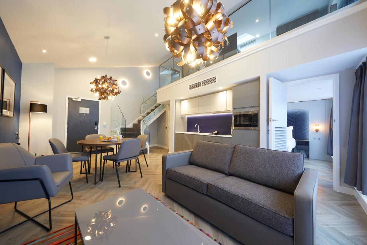 Roomzzz Aparthotel 4*
