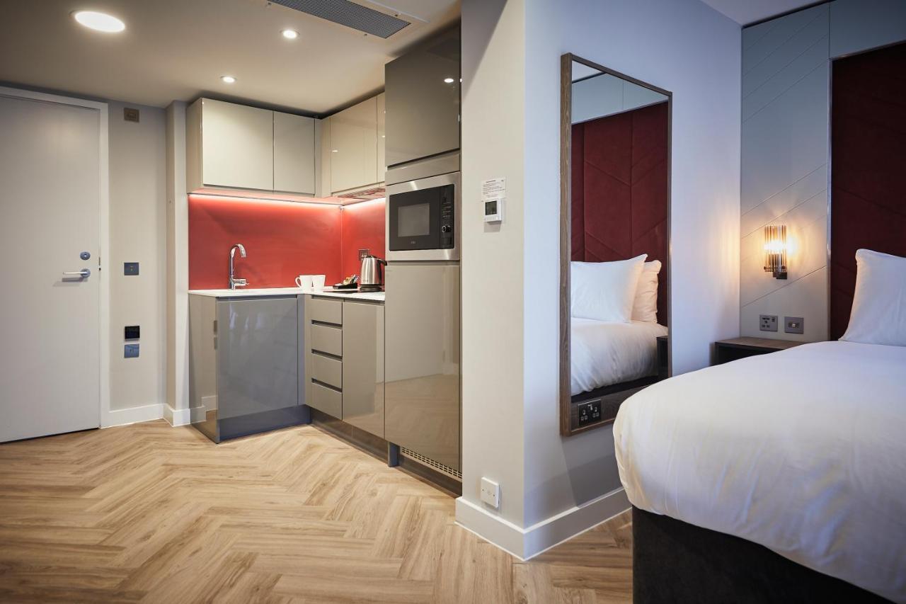 Roomzzz Aparthotel 4*